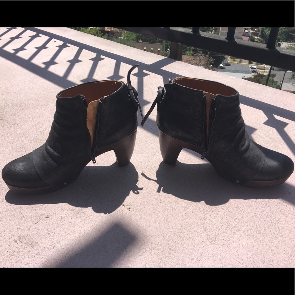 Coclico Ndakinna in Black Leather